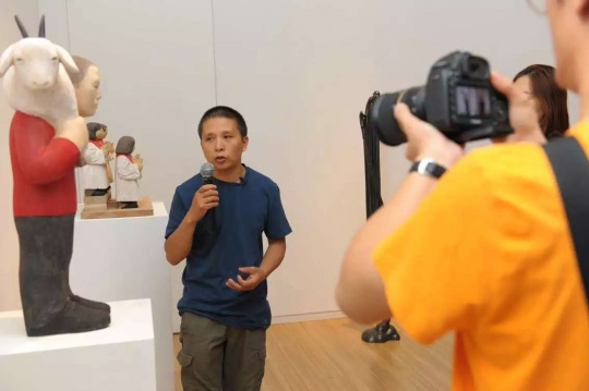 艺术家任俊华为现场观众及媒体解读自己的作品
艺术家任俊华为现场观众及媒体解读自己的作品
