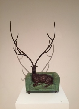 张勇 《迷鹿》 105 × 31 × 106cm 铸铜着色 2013 

