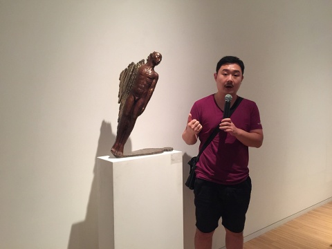 艺术家闫磊为现场观众及媒体解读自己的作品 艺术家闫磊为现场观众及媒体解读自己的作品