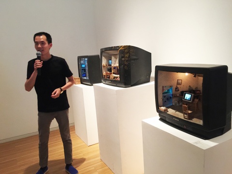 艺术家张湘溪为现场观众及媒体解读自己的作品
艺术家张湘溪为现场观众及媒体解读自己的作品
