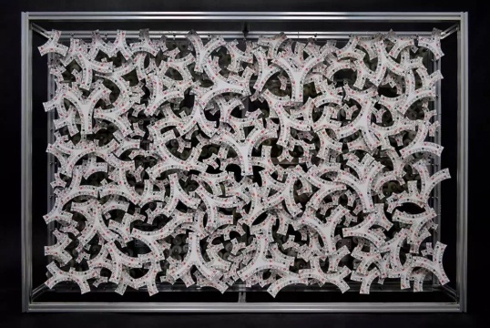 占研 《众行运》 120 × 80 × 20cm PVC板材、铝合金型材、电机等 2013
占研 《众行运》 120 × 80 × 20cm PVC板材、铝合金型材、电机等 2013