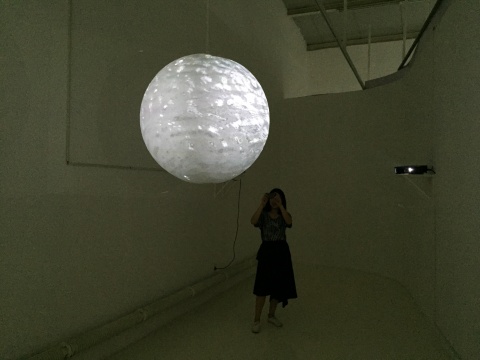 《已知的圆周》 直径100cm 树脂、投影仪 2015
《已知的圆周》 直径100cm 树脂、投影仪 2015