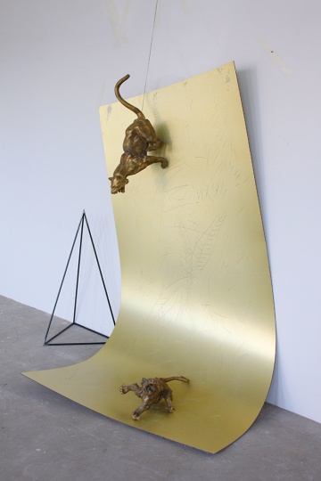 《两只老虎》 200x100x180cm 铝塑板、铜、铁 2012
《两只老虎》 200x100x180cm 铝塑板、铜、铁 2012