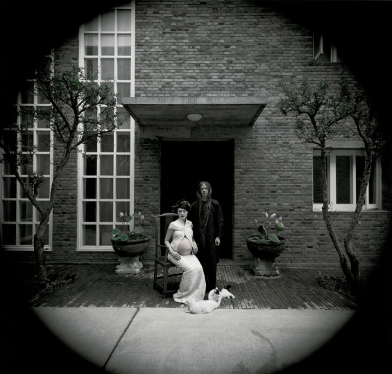 荣荣&映里 《草场地，北京2004 No.2 2004》&nbsp;102×109cm&nbsp;手工着色明胶卤化银&nbsp;2004&nbsp;三影堂+3画廊
