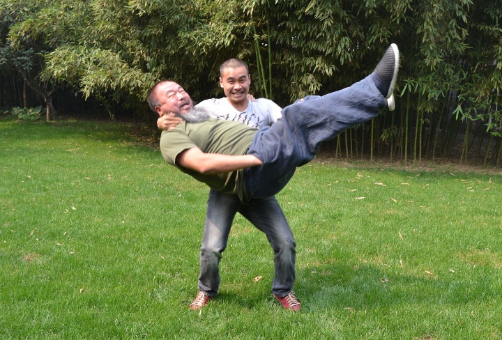 厉槟源 《拔地而起》 行为图片&nbsp;2012&nbsp;杨画廊
