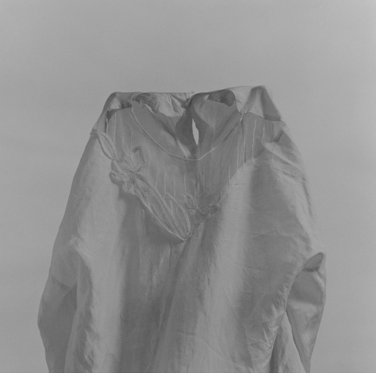 Yuki Onodera 《二手衣服肖像No.11》 115×115cm 银盐照片&nbsp;1994&nbsp;Vanguard Gallery
