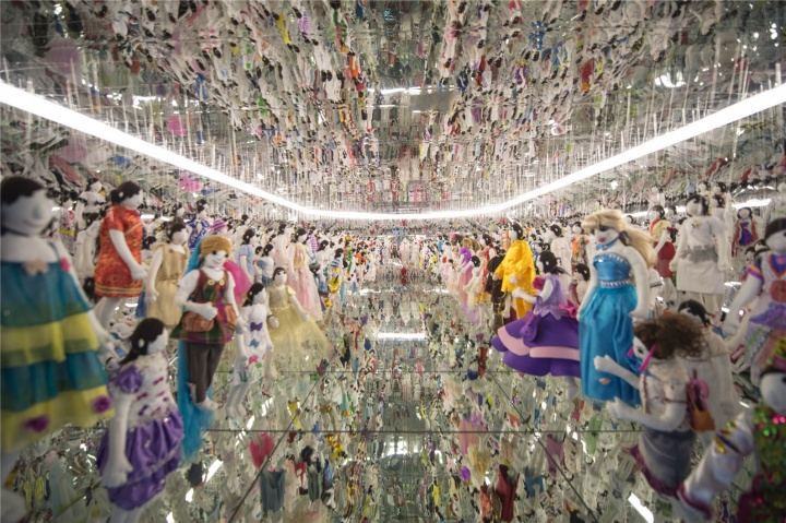“娃娃外传——镜屋魔幻师展”,镜屋入口(上图)及镜屋内部(下图)
“娃娃外传——镜屋魔幻师展”,镜屋入口(上图)及镜屋内部(下图)
