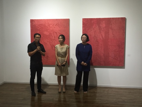 左起：“青年艺术100”策划总监宋继瑞、艺术家李威、策展人李慧
