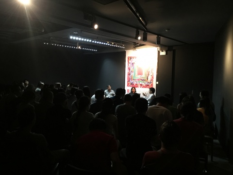 接下来,蒲鸿与丁乙、徐红明对话 生动有趣的谈话时间,吸引了不少西安当地爱好当代艺术的观众与学生 接下来,蒲鸿与丁乙、徐红明对话 生动有趣的谈话时间,吸引了不少西安当地爱好当代艺术的观众与学生