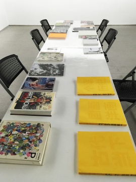 为了帮助观众去解读一件抽象的作品,特意开拓了一间小型的阅读室,来辅助观众走进作品本身
为了帮助观众去解读一件抽象的作品,特意开拓了一间小型的阅读室,来辅助观众走进作品本身
