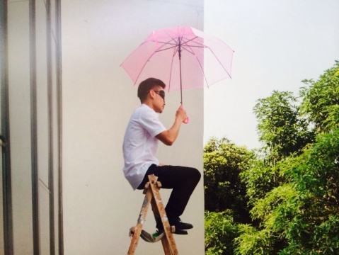 《看风景》广州市越秀区二沙岛 2014年6月14，展览的邀请方请他做现场的行为，他以拒绝表演的态度，在开幕的时间内，于展厅外的阳台上坐了两个小时，带着眼罩打着伞，曰“看风景”。
