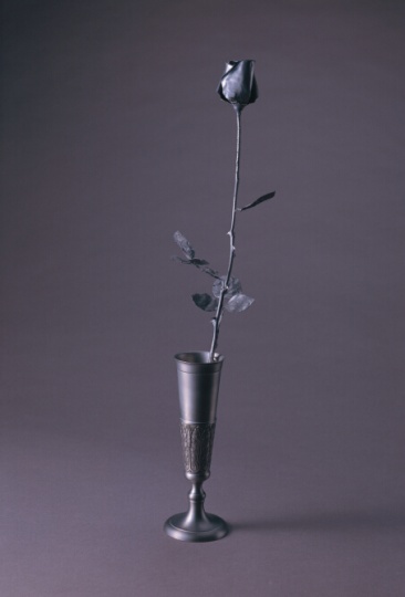 《瓶装玫瑰》 15×12×58cm 铅、青铜、锡 2008