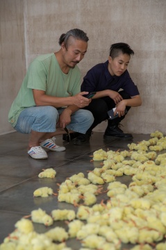 艺术家黎薇（右）在介绍作品
