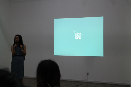 “青年艺术100”执行总监彭玮现场为媒体讲解 “青年艺术100”执行总监彭玮现场为媒体讲解