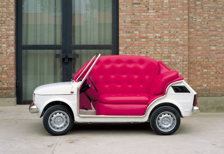 《SOFA？CAR？》300×130×135cm 综合材料 2005
