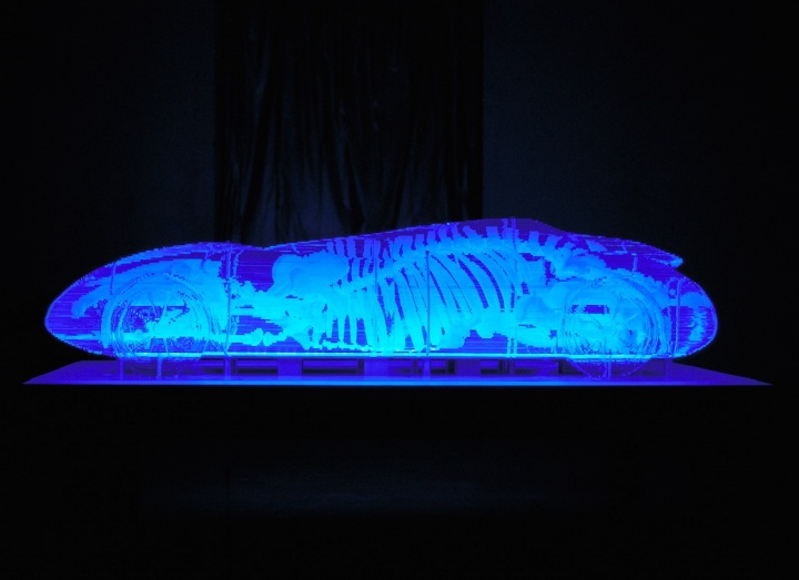 《琥珀》240×120×60cm 亚克力板、LED灯、不锈钢 2006
