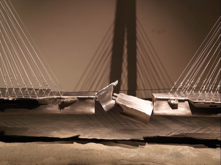 《桥》700×140×340 不锈钢 2006
