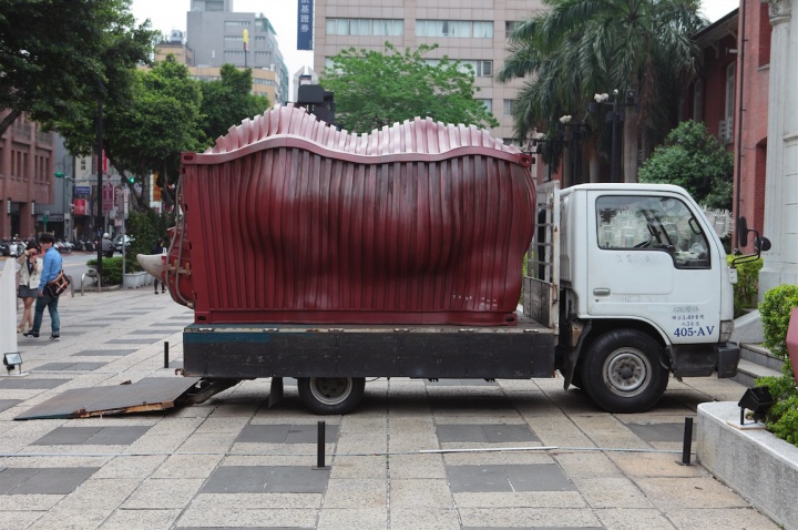 《贪心不足》450×250×200cm 铝塑板、不锈钢 2011
