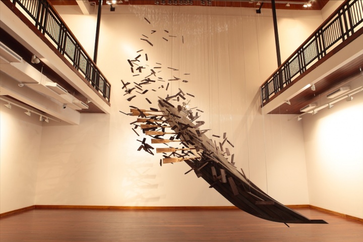 《蜕变》550×220×600cm 不锈钢、木头 2007
