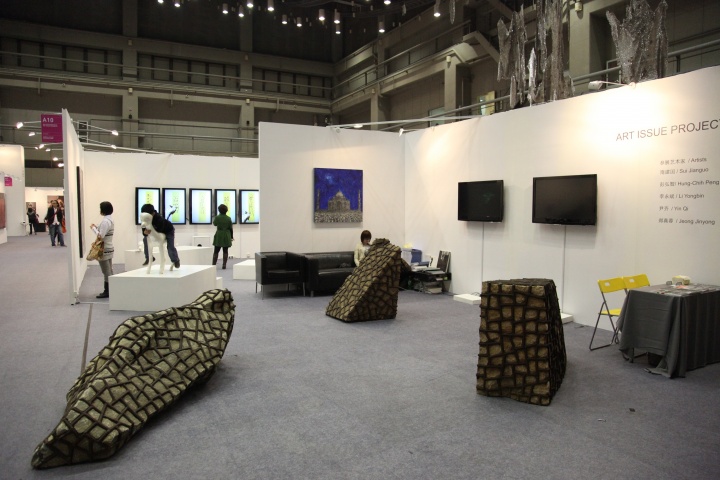CIGE 2010 展区一角,雕塑、影像、绘画等形式多样的作品
CIGE 2010 展区一角,雕塑、影像、绘画等形式多样的作品