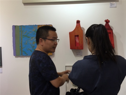资深艺术品经纪人伍劲与朋友在张淼作品《全头》前交流
资深艺术品经纪人伍劲与朋友在张淼作品《全头》前交流