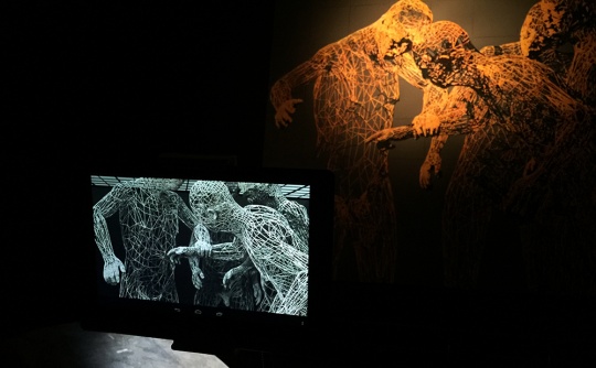 通过电子设备以二维与三维动画的形式全面呈现缪晓春的作品