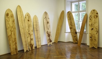 Tomas Vu的帆板系列作品，纸牌屋剧中安德伍德总统也是拿着这个系列的作品

