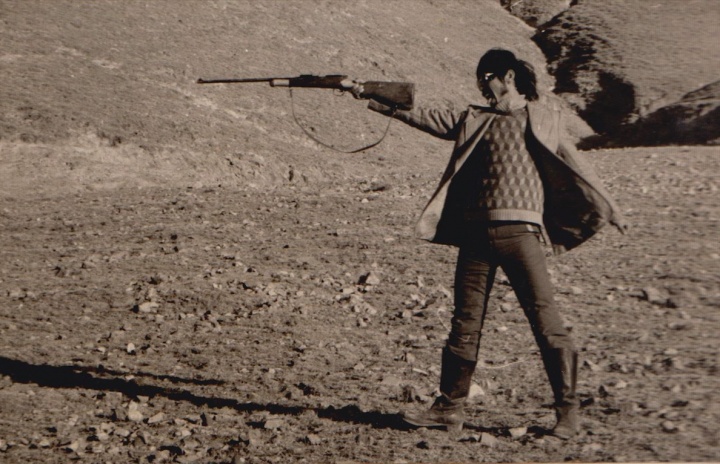 曾经的李津在西藏举枪射击