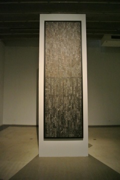塔可《碑录150830》380 x 118 cm 墨,照片拼贴,油画布 2015
塔可《碑录150830》380 x 118 cm 墨,照片拼贴,油画布 2015