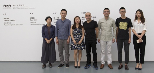 开幕式现场 夏季风、尼玛拉姆与参展艺术家陈丽珠（左一）、艺术家夏禹（左二）、艺术家吴俊勇（左四）、艺术家赵新宇（右二）及嘉宾合影。