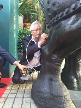 台湾艺术家施力仁在犀牛作品上签名
台湾艺术家施力仁在犀牛作品上签名