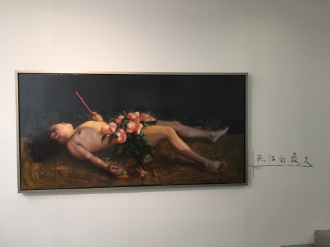 此次展览所有作品名都由炭笔直接手写于墙上
