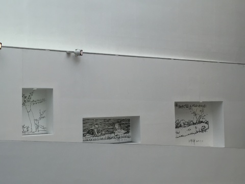 美术馆过道墙壁也有王华祥直接手绘作品
