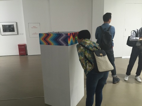 陈静作品《凡所有相皆为虚妄》系列,彩色立方体上掏出的小洞激发了观众向内窥伺的欲望
陈静作品《凡所有相皆为虚妄》系列,彩色立方体上掏出的小洞激发了观众向内窥伺的欲望