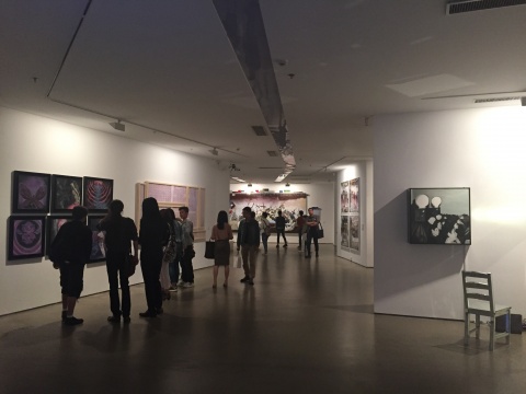 展览吸引了众多观众参与
展览吸引了众多观众参与