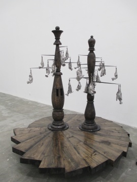 《夜》210×210cm 百年红松木,钢筋手工雕刻,铸铝雕塑,万向轮 2015
《夜》210×210cm 百年红松木,钢筋手工雕刻,铸铝雕塑,万向轮 2015