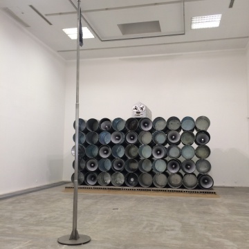 《广场》 385×280×580cm 镀锌石油桶,RT-101 1L开盘录音机,Scotch磁带,声音装置,不锈钢旗杆,灰色丝质旗帜,鼓风机,不锈钢锻造凹面镜 2015 《广场》 385×280×580cm 镀锌石油桶,RT-101 1L开盘录音机,Scotch磁带,声音装置,不锈钢旗杆,灰色丝质旗帜,鼓风机,不锈钢锻造凹面镜 2015