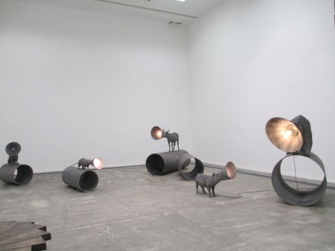 《佯装自大狂》猪:156×72×161cm,狗:100×65×140cm,老鼠:90×55×173cm,驴:174×78×230cm,熊:185×110×205cm 铸铝雕塑,专用发黑剂表面腐蚀,莫尔斯灯码 2015
《佯装自大狂》猪:156×72×161cm,狗:100×65×140cm,老鼠:90×55×173cm,驴:174×78×230cm,熊:185×110×205cm 铸铝雕塑,专用发黑剂表面腐蚀,莫尔斯灯码 2015