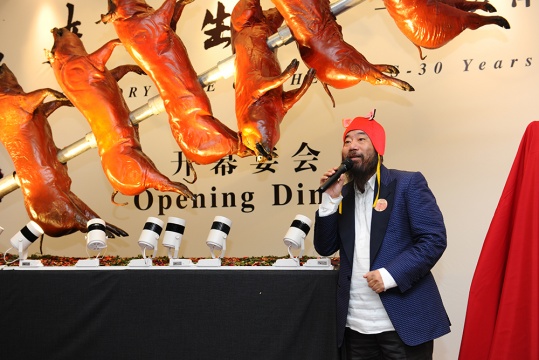 艺术家李津在自己的首个江南大型个展开幕宴会上
艺术家李津在自己的首个江南大型个展开幕宴会上