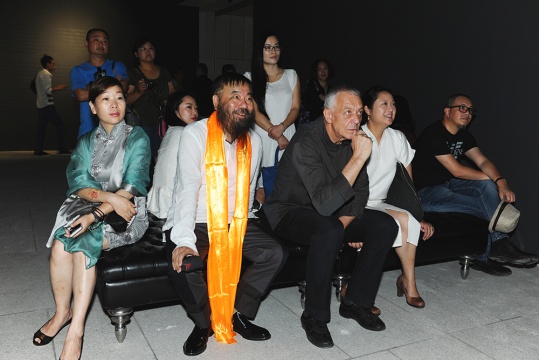 李津与友人现场观看为本次展览特别制作的回顾视频
李津与友人现场观看为本次展览特别制作的回顾视频