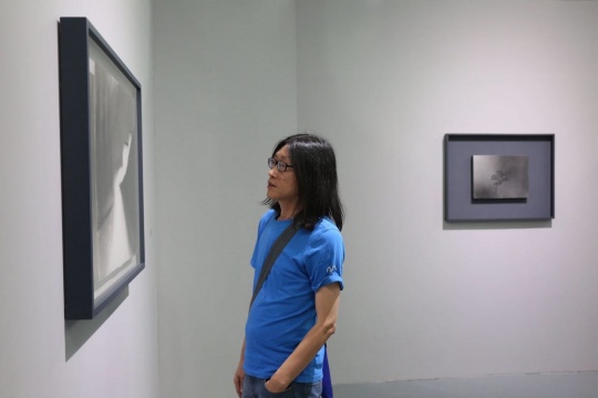 批评家、策展人朱朱在展览现场
批评家、策展人朱朱在展览现场