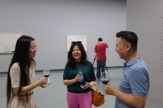 艺术家秦艾（中）、徐弘（右）与玉衡艺术中心董事杨文军在展览现场
