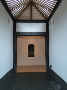 中间大展厅以一张1997年的旧作《虚归》为展览埋下伏笔
