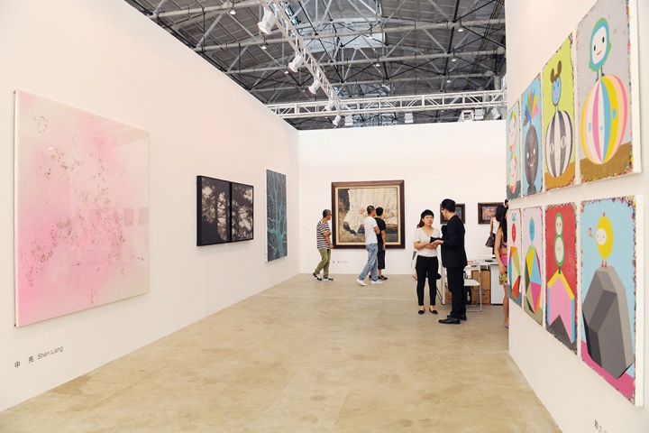 大未来林舍画廊展位现场，带来刘炜的《苹果·沙发》定价在500万人民币。
