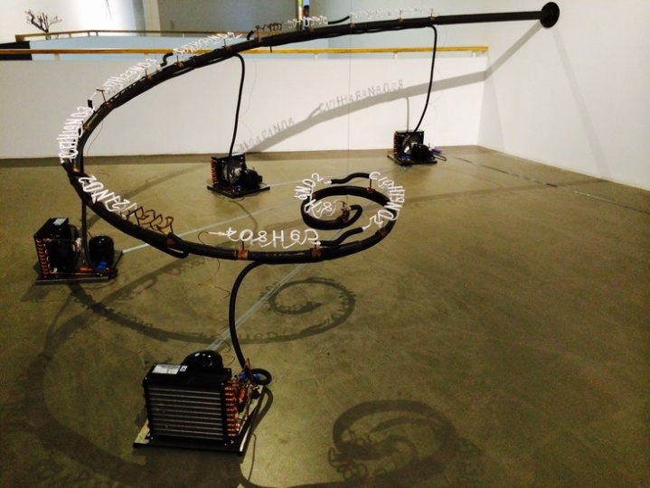 陆垒《仁慈的配方》600 × 300 × 150cm 装置 2014
陆垒《仁慈的配方》600 × 300 × 150cm 装置 2014