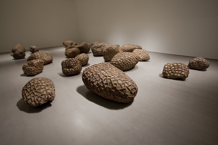 隋建国《地罣》49×98×73cm(7件) 石头、钢筋 1992-1994
隋建国《地罣》49×98×73cm(7件) 石头、钢筋 1992-1994