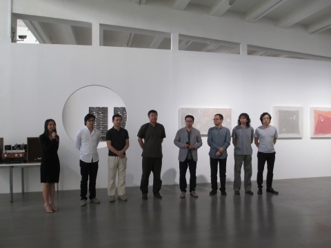 左2起：亚洲艺术中心（北京）总经理 李宜霖、艺术家叶剑青、艺术家田卫、策展人夏可君、艺术家桑火尧、艺术家曹吉冈、艺术家刘国夫