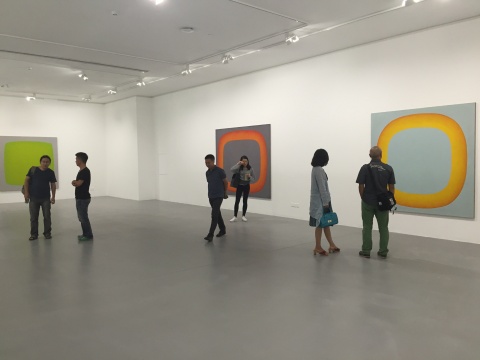 观众在展览现场参观
观众在展览现场参观