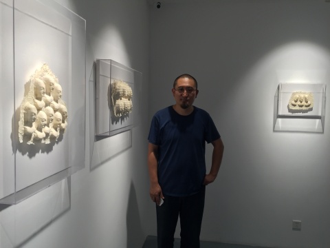 艺术家高峰在展览现场
艺术家高峰在展览现场