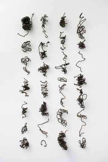 胡庆雁 《七言绝句2》260×130×25cm,共28件 钢筋 2015
胡庆雁 《七言绝句2》260×130×25cm,共28件 钢筋 2015